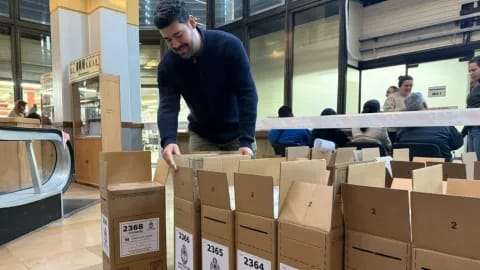 La Junta Electoral inició carga de boletas partidarias en las urnas